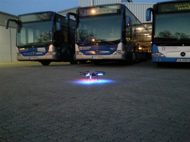 Hexakopter vor Citaro Bussen